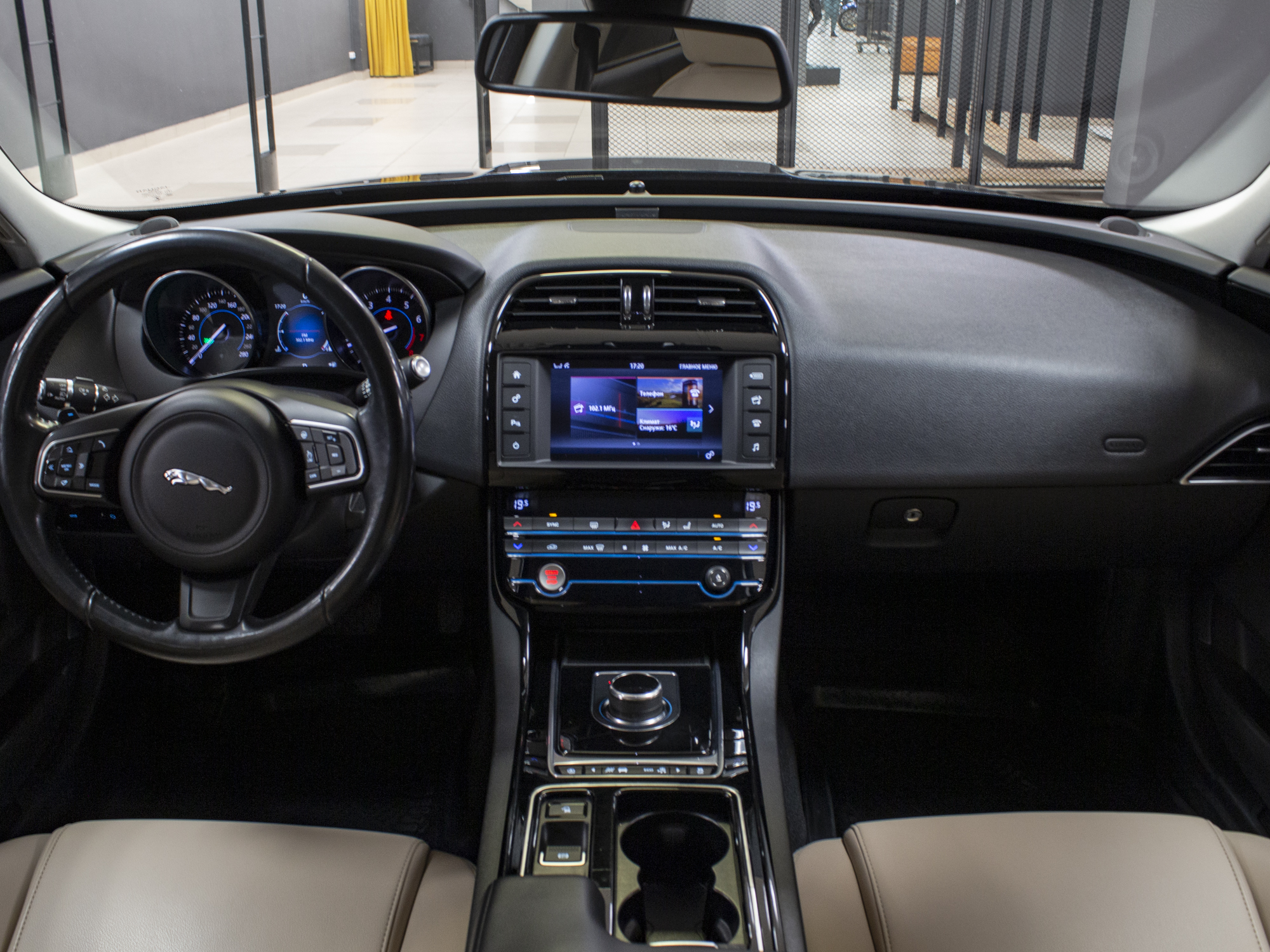 Jaguar XE 