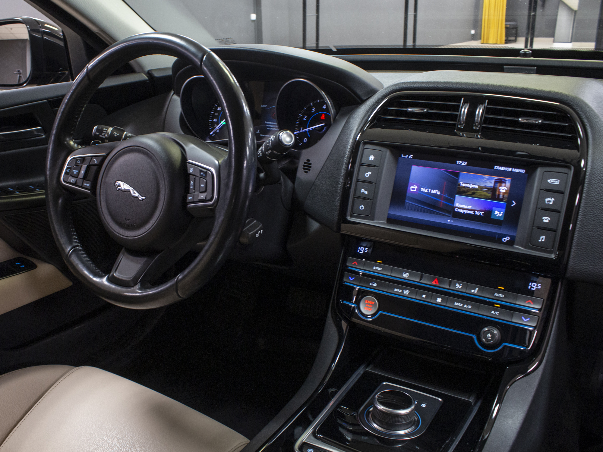Jaguar XE 