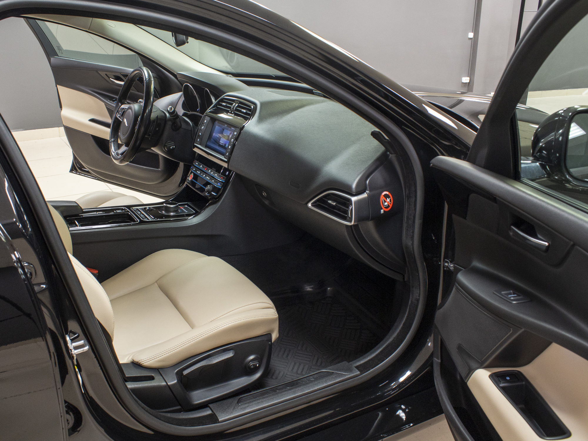 Jaguar XE 