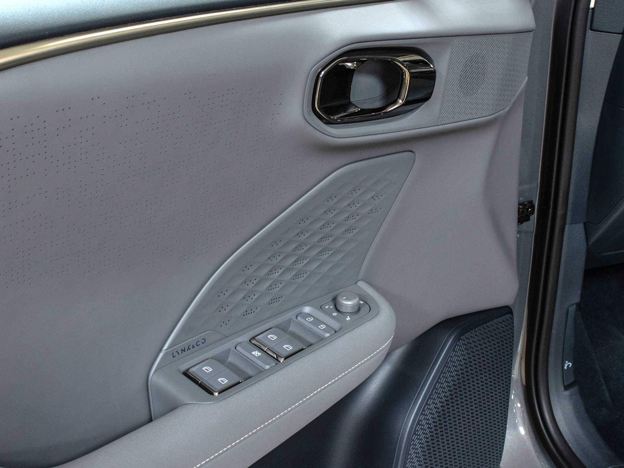 Lynk&Co 0 6 