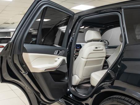 BMW X5 M50i