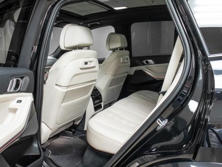 BMW X5 M50i