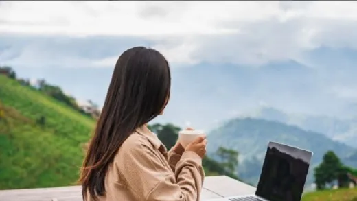 Online Freelancing Exposed: The Dark Side & The Bright Side